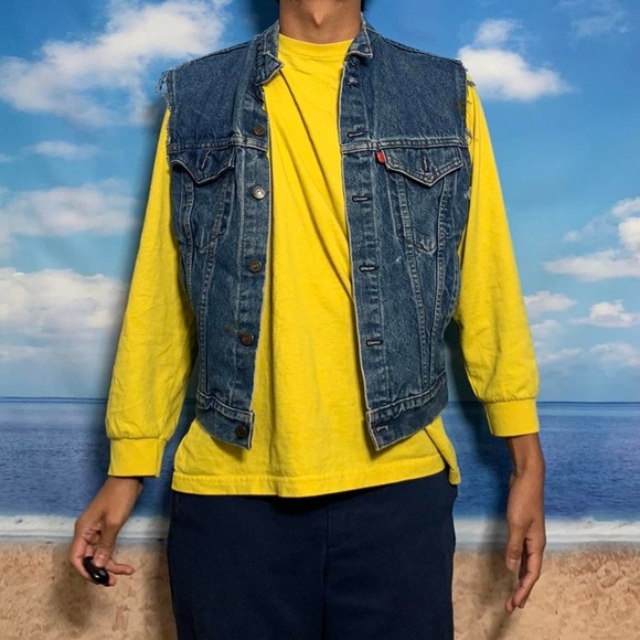 Vintage 90s sleeveless levis jacket - Picture 2 of 4